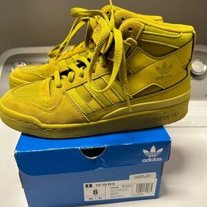 Women’s Adidas size 8, olive green